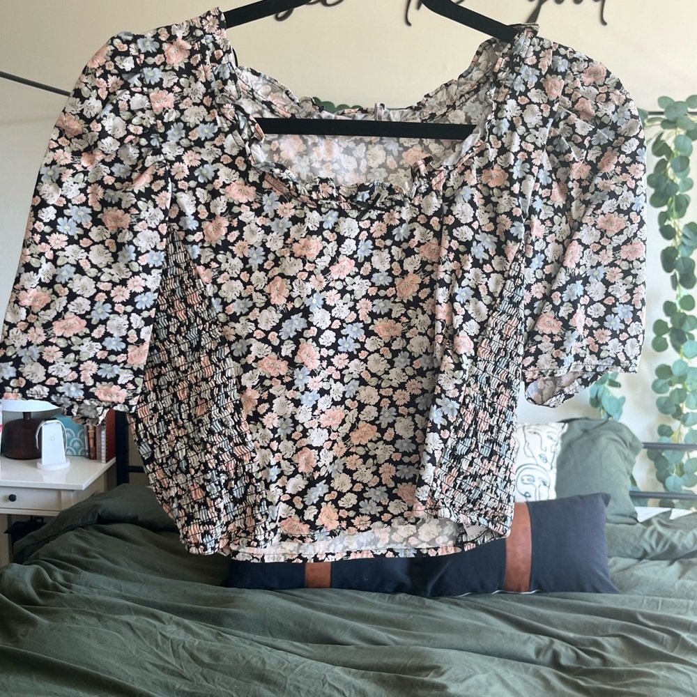 Levi’s Puff Sleeved Top - Size L